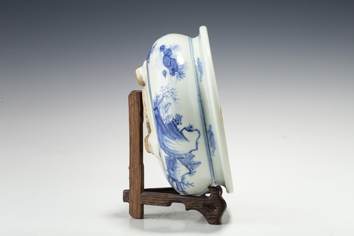 古玩陶瓷清中早·德化窯青花山水紋三足爐
真品鑒賞圖