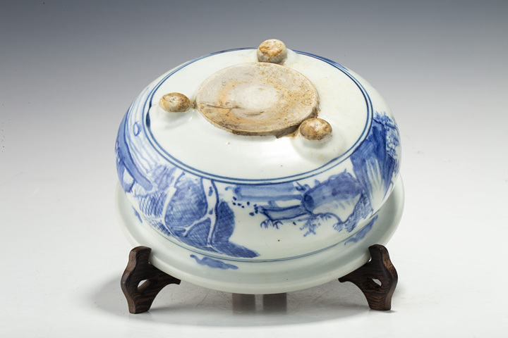 古玩陶瓷清中早·德化窯青花山水紋三足爐
真品鑒賞圖