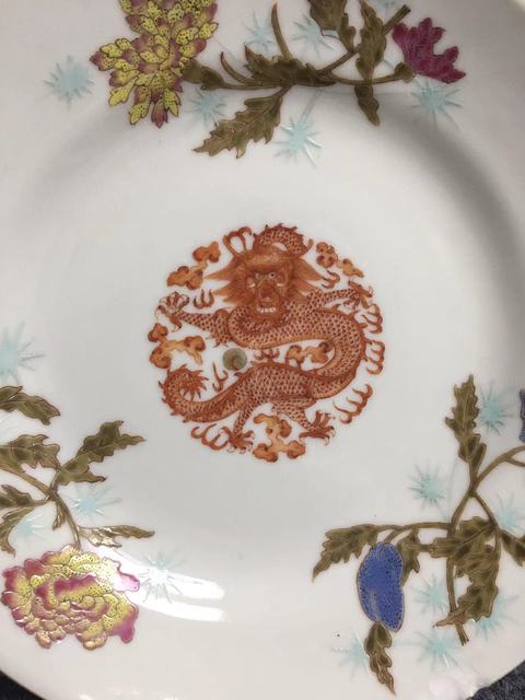 古玩陶瓷花間龍紋粉彩盤真品鑒賞圖