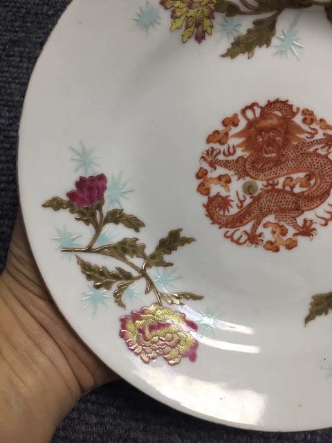 古玩陶瓷花間龍紋粉彩盤真品鑒賞圖