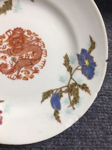 古玩陶瓷花間龍紋粉彩盤真品鑒賞圖
