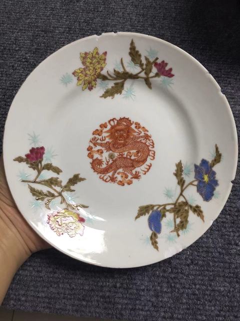 古玩陶瓷花間龍紋粉彩盤真品鑒賞圖