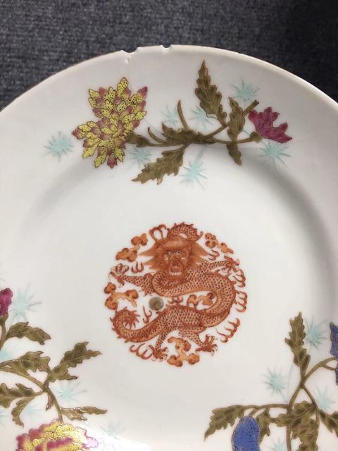 古玩陶瓷花間龍紋粉彩盤真品鑒賞圖