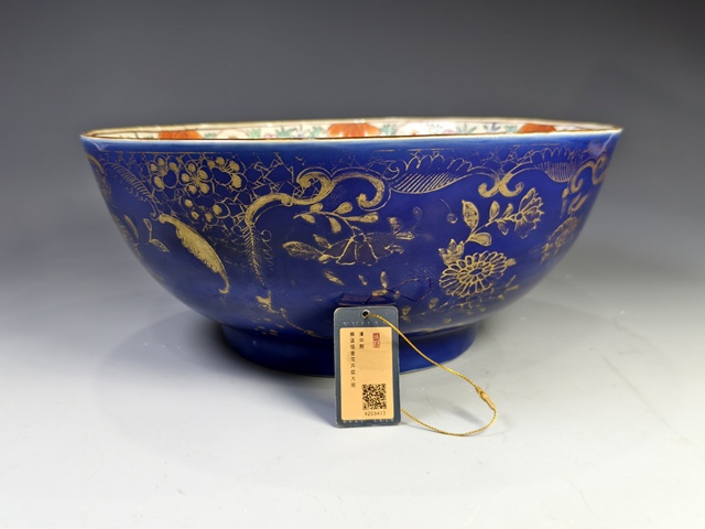 古玩陶瓷清中期·祭藍描金花卉紋大碗拍賣，當前價格3330元