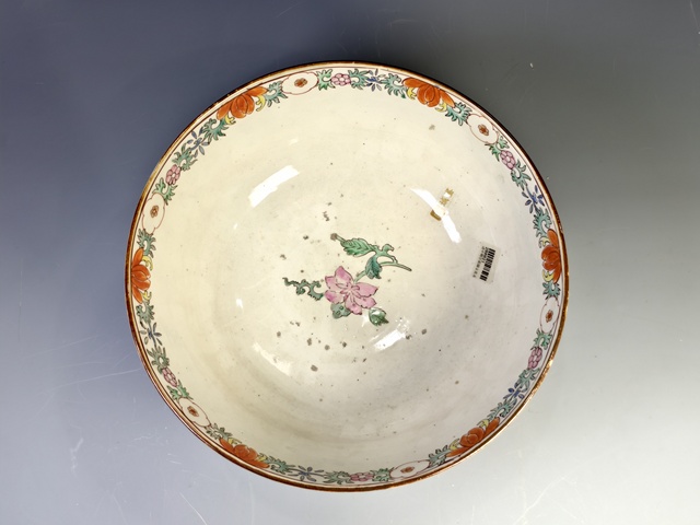 古玩陶瓷清中期·祭藍描金花卉紋大碗拍賣，當前價格3330元
