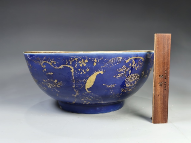 古玩陶瓷清中期·祭藍描金花卉紋大碗拍賣，當前價格3330元