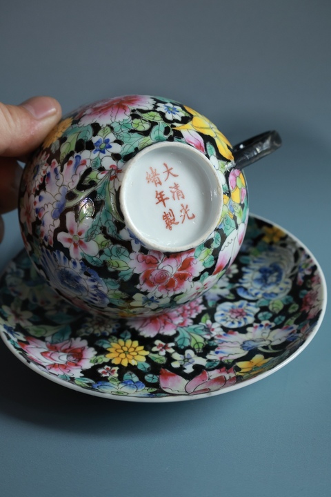 古玩陶瓷墨地粉彩百花不落地杯碟真品鑒賞圖