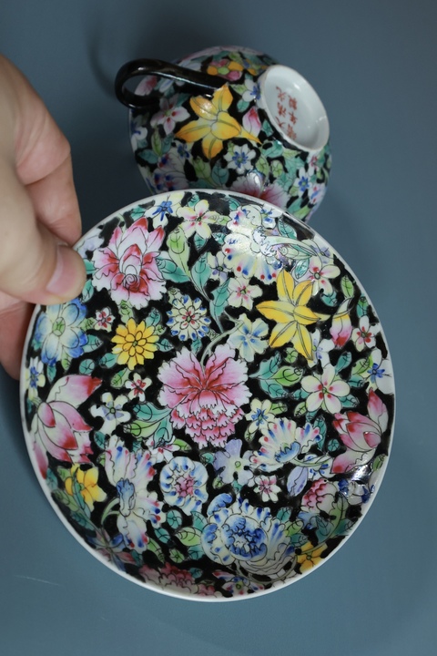 古玩陶瓷墨地粉彩百花不落地杯碟真品鑒賞圖
