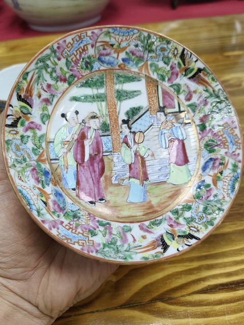 古玩陶瓷人物花鳥蝶紋廣彩杯盤真品鑒賞圖