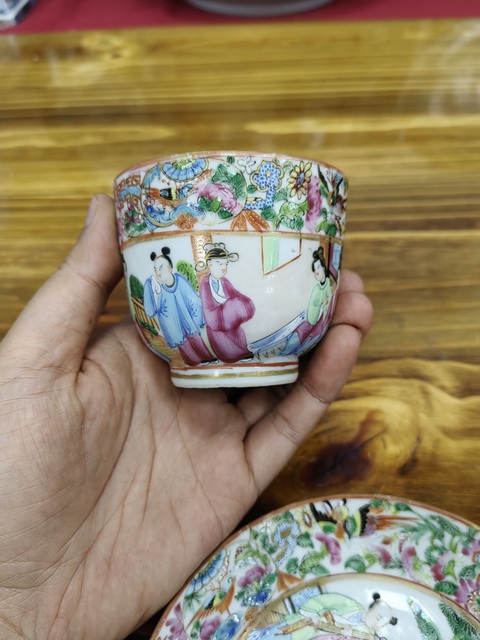 古玩陶瓷人物花鳥蝶紋廣彩杯盤真品鑒賞圖