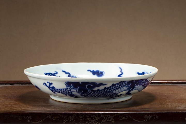 古玩陶瓷清雍乾·青花過墻龍紋盤真品鑒賞圖