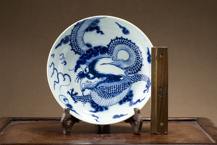 古玩陶瓷清雍乾·青花過墻龍紋盤真品鑒賞圖