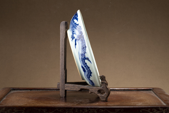 古玩陶瓷清雍乾·青花過墻龍紋盤真品鑒賞圖