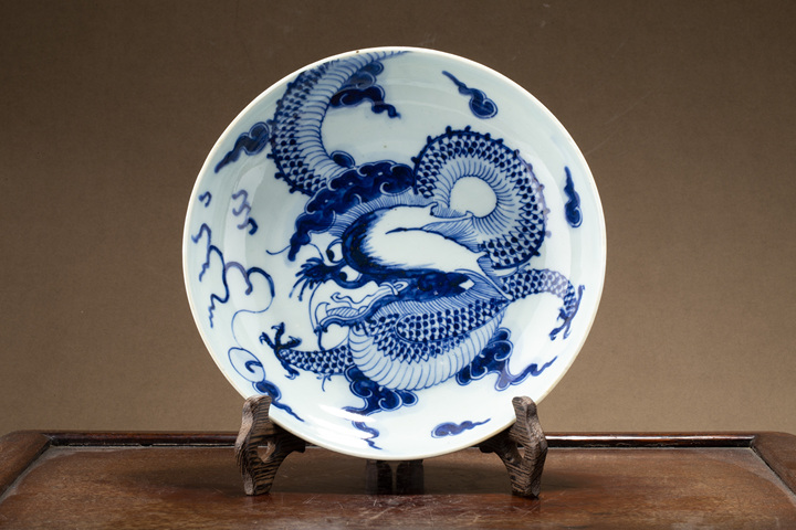 古玩陶瓷清雍乾·青花過墻龍紋盤真品鑒賞圖