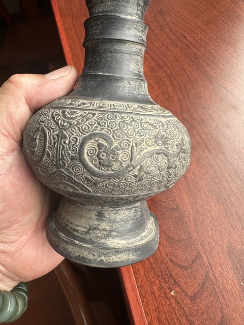 古玩陶瓷黑陶印龍紋直口瓶真品鑒賞圖