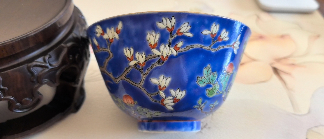 古玩陶瓷光緒藍(lán)料彩地粉彩洞石花鳥茶碗真品鑒賞圖