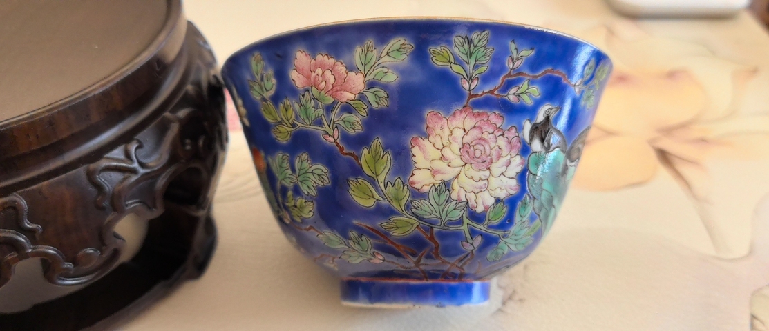 古玩陶瓷光緒藍(lán)料彩地粉彩洞石花鳥茶碗真品鑒賞圖