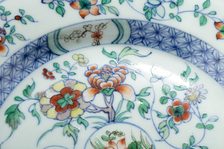 古玩陶瓷清康熙·斗彩花卉紋折沿盤真品鑒賞圖