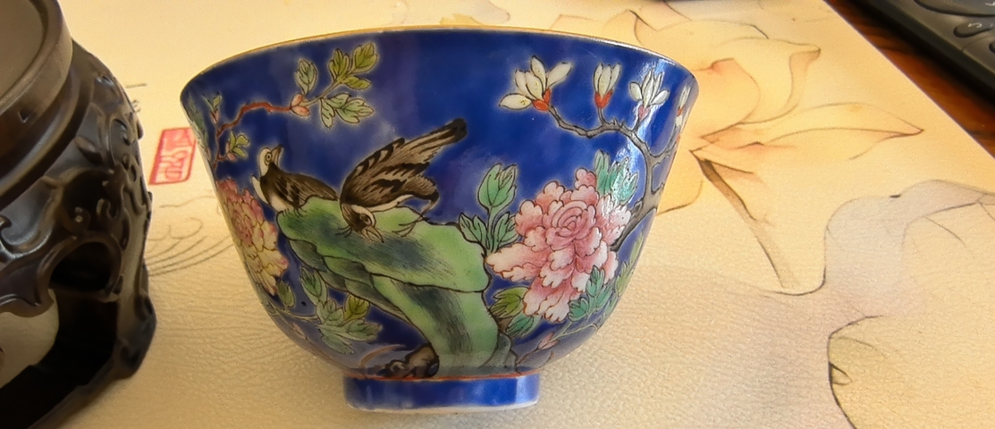 古玩陶瓷光緒藍(lán)料彩地粉彩洞石花鳥茶碗真品鑒賞圖