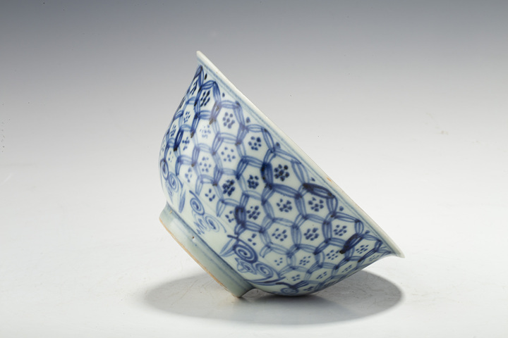 古玩陶瓷明中·青花十字寶杵龜背紋碗真品鑒賞圖