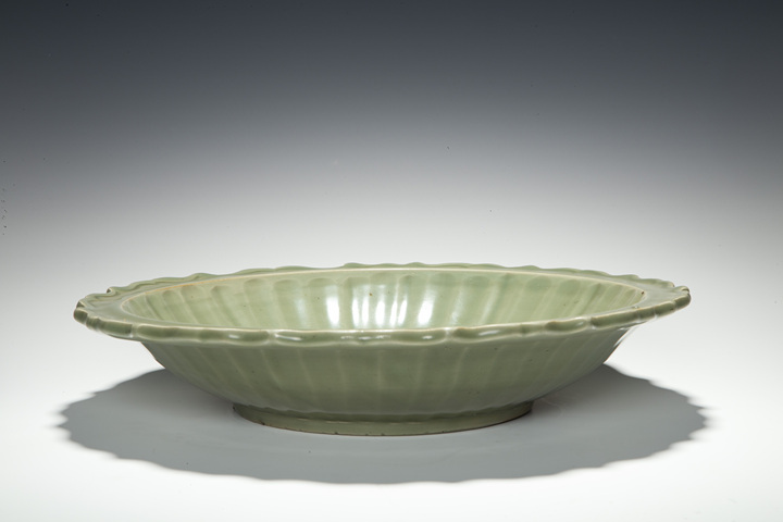 古玩陶瓷明代·青釉印花花卉紋菱口折沿盤真品鑒賞圖