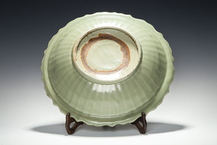 古玩陶瓷明代·青釉印花花卉紋菱口折沿盤真品鑒賞圖