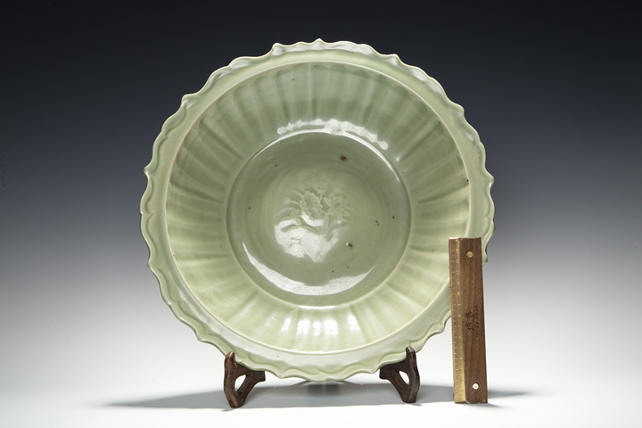 古玩陶瓷明代·青釉印花花卉紋菱口折沿盤真品鑒賞圖