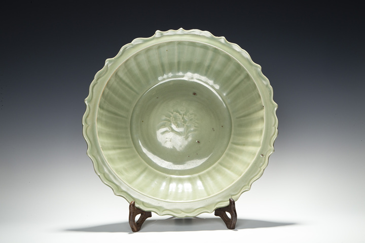 古玩陶瓷明代·青釉印花花卉紋菱口折沿盤真品鑒賞圖