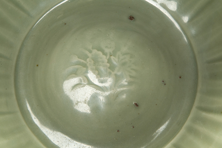 古玩陶瓷明代·青釉印花花卉紋菱口折沿盤真品鑒賞圖
