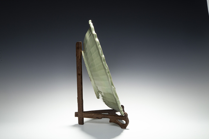 古玩陶瓷明代·青釉印花花卉紋菱口折沿盤真品鑒賞圖