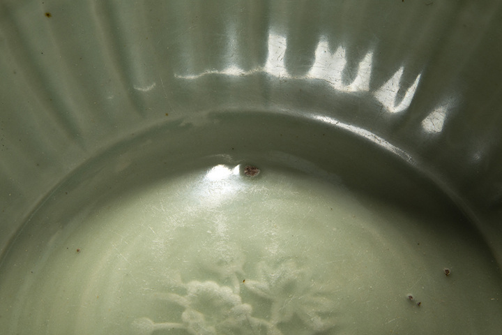 古玩陶瓷明代·青釉印花花卉紋菱口折沿盤真品鑒賞圖