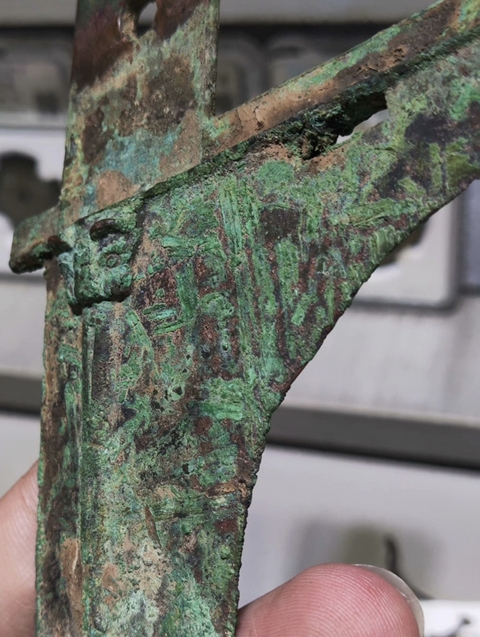 古玩銅器商代虎紋戈真品鑒賞圖