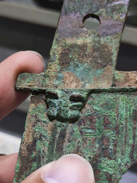 古玩銅器商代虎紋戈真品鑒賞圖