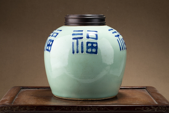 古玩陶瓷清乾隆·豆青釉青花五福紋罐真品鑒賞圖