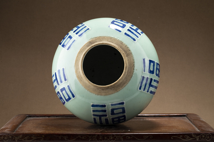 古玩陶瓷清乾隆·豆青釉青花五福紋罐真品鑒賞圖