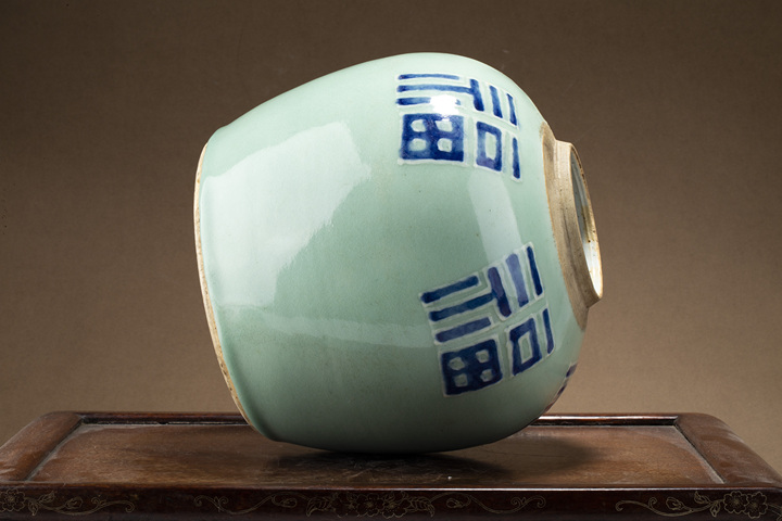 古玩陶瓷清乾隆·豆青釉青花五福紋罐真品鑒賞圖
