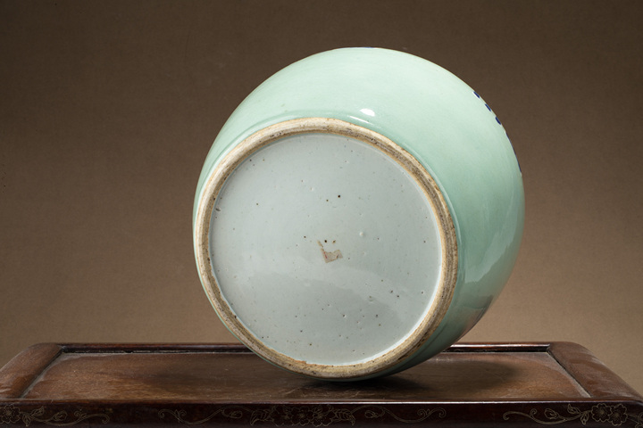 古玩陶瓷清乾隆·豆青釉青花五福紋罐真品鑒賞圖