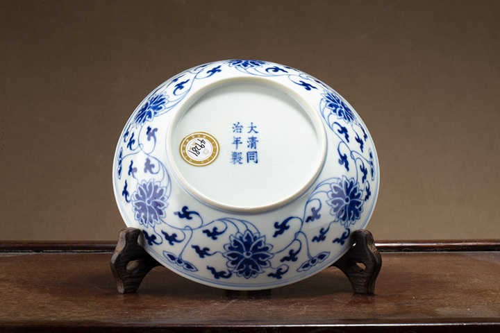 古玩陶瓷清同治·青花纏枝蓮紋盤（官）真品鑒賞圖
