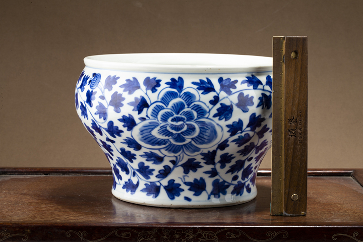 古玩陶瓷清晚·青花纏枝牡丹紋馬蹄尊真品鑒賞圖
