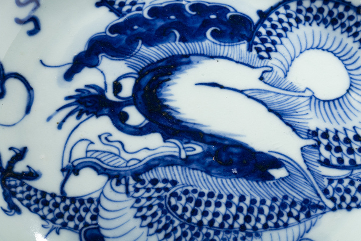 古玩陶瓷清雍乾·青花過(guò)墻龍紋盤(pán)真品鑒賞圖
