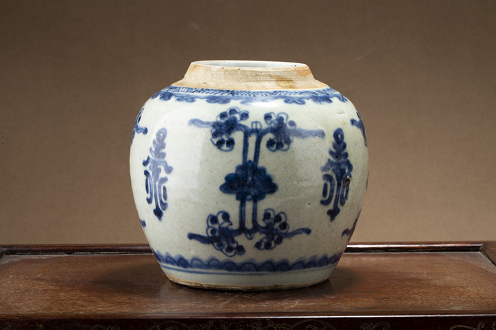 古玩陶瓷清中·青花花間壽字紋罐真品鑒賞圖