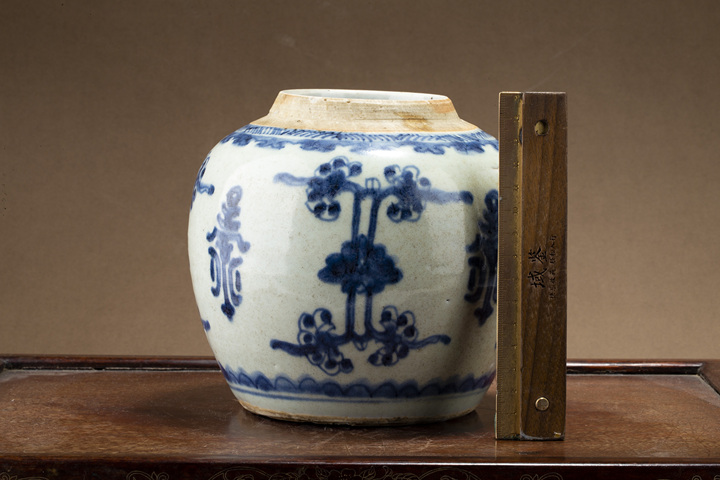 古玩陶瓷清中·青花花間壽字紋罐真品鑒賞圖