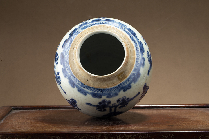 古玩陶瓷清中·青花花間壽字紋罐真品鑒賞圖