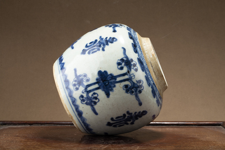古玩陶瓷清中·青花花間壽字紋罐真品鑒賞圖
