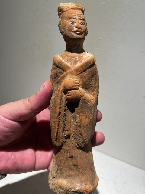 古玩陶瓷兩晉·文官袍俑真品鑒賞圖