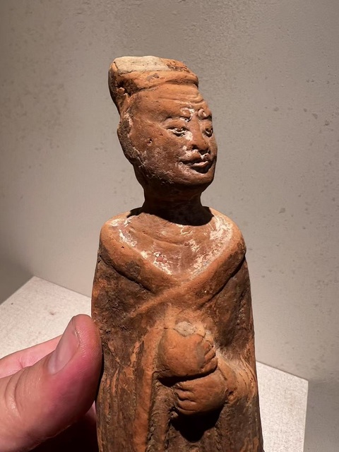 古玩陶瓷兩晉·文官袍俑真品鑒賞圖