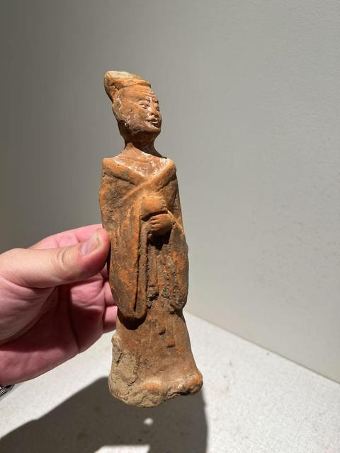 古玩陶瓷兩晉·文官袍俑真品鑒賞圖