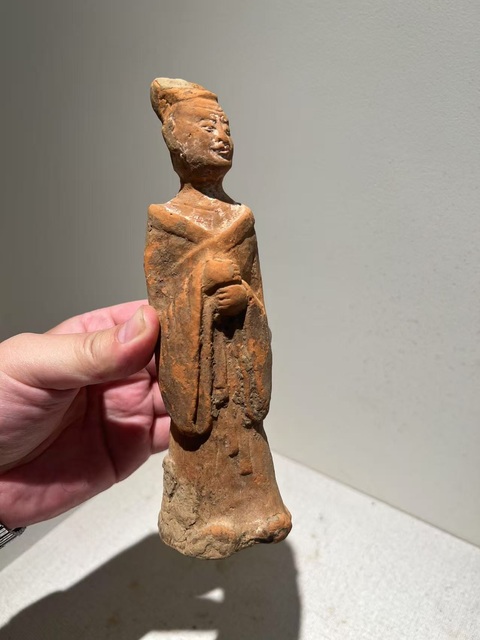 古玩陶瓷兩晉·文官袍俑真品鑒賞圖