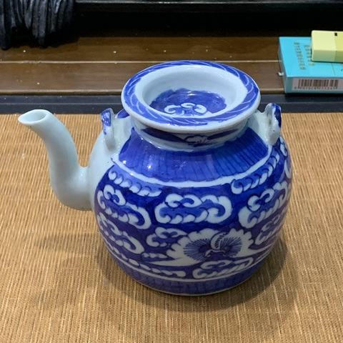 古玩陶瓷青花云蝠紋茶壺真品鑒賞圖
