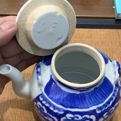 古玩陶瓷青花云蝠紋茶壺真品鑒賞圖